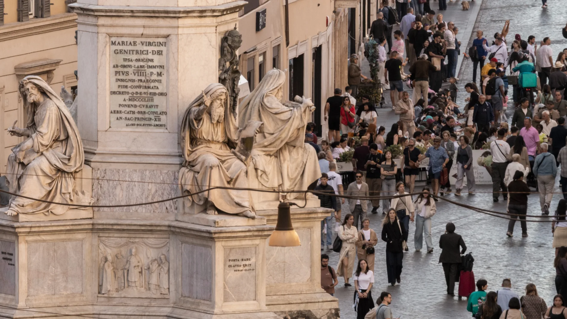 Vista su Piazza di Spagna animata da visitatori tra monumenti storici e atmosfere autentiche di Roma - Hotel City Palazzo dei Cardinali, BZAR hotels a Roma